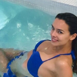 Marine Lorphelin divine en bikini dans une piscine d'un hôtel parisien, le 6 janvier 2020