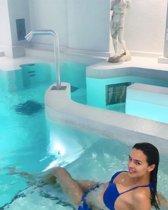 Marine Lorphelin divine en bikini dans une piscine d'un hôtel parisien, le 6 janvier 2020