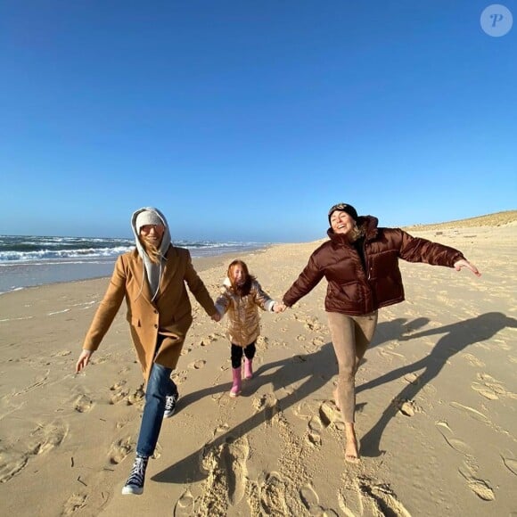 Emilie de "Koh-Lanta" au Cap Ferret avec ses enfants, le 28 décembre 2019