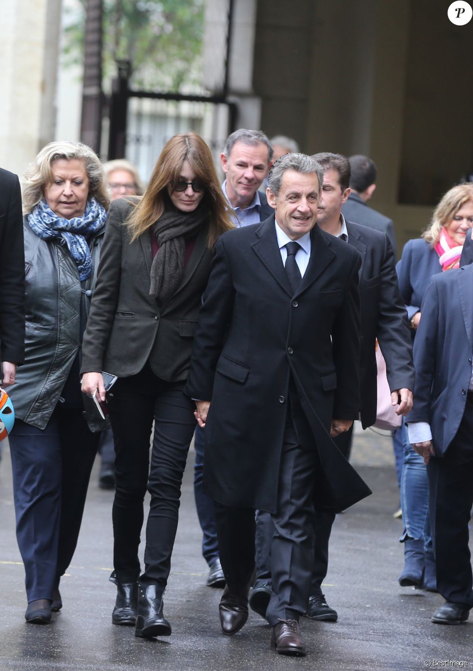 Danièle Giazzi - L&#039;ancien président Nicolas Sarkozy et sa femme Carla Bruni-Sarkozy votent pour le second tour des élections présidentielles au lycée La Fontaine à Paris le 7 mai 2017.