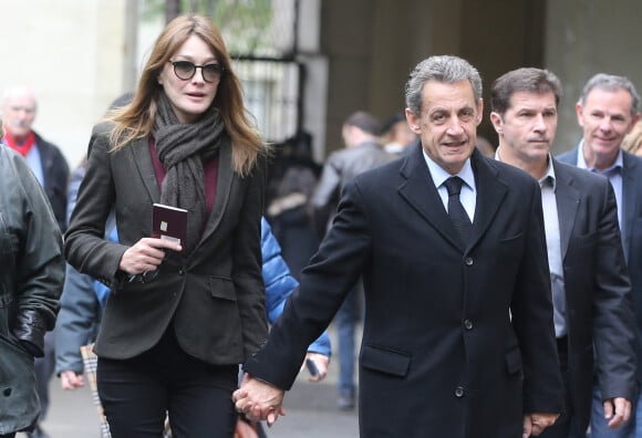 - L'ancien président Nicolas Sarkozy et sa femme Carla Bruni-Sarkozy votent pour le second tour des élections présidentielles au lycée La Fontaine à Paris le 7 mai 2017.  Former French president Nicolas Sarkozy and his wife Carla Bruni at a polling station in Paris for the second round of the french presidential election in Paris on may 7, 201707/05/2017 - Paris