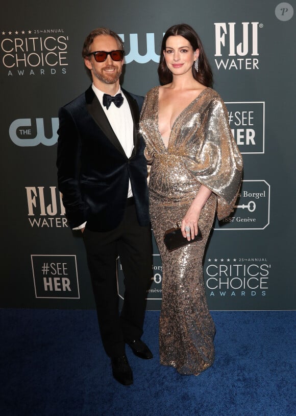 Anne Hathaway et son mari Adam Shulman lors de la 25ème édition de la soirée des Critics Choice Awards au Barker Hangar à Santa Monica, Los Angeles, Californie, Etats-Unis, le 12 janvier 2020.