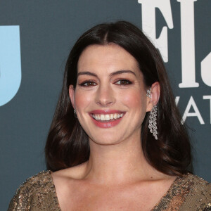 Anne Hathaway lors de la 25ème édition de la soirée des Critics Choice Awards au Barker Hangar à Santa Monica, Los Angeles, Californie, Etats-Unis, le 12 janvier 2020.