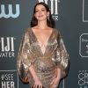 Anne Hathaway : Décolleté XL et paillettes, un mois après avoir accouché
