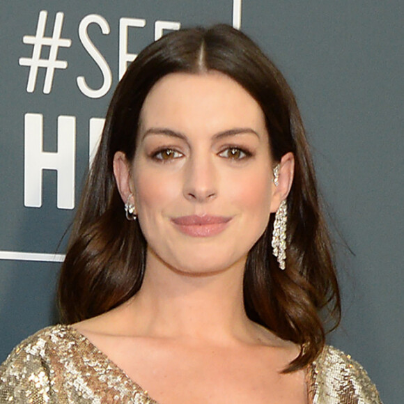 Anne Hathaway lors de la 25ème édition de la soirée des Critics Choice Awards au Barker Hangar à Santa Monica, Los Angeles, Californie, Etats-Unis, le 12 janvier 2020.