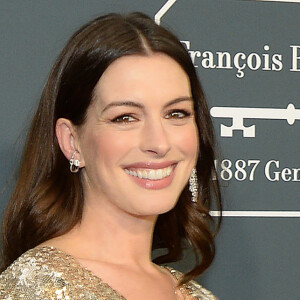 Anne Hathaway lors de la 25ème édition de la soirée des Critics Choice Awards au Barker Hangar à Santa Monica, Los Angeles, Californie, Etats-Unis, le 12 janvier 2020.