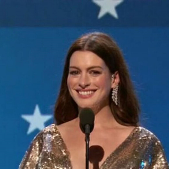 Anne Hathaway lors de la 25ème édition de la soirée des Critics Choice Awards au Barker Hangar à Santa Monica, Los Angeles, Californie, Etats-Unis, le 12 janvier 2020.