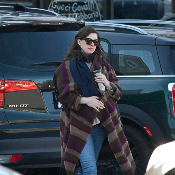 Exclusif - Anne Hathaway, enceinte, et son mari Adam Shulman ont été aperçus dans le Connecticut, le 19 novembre 2019.