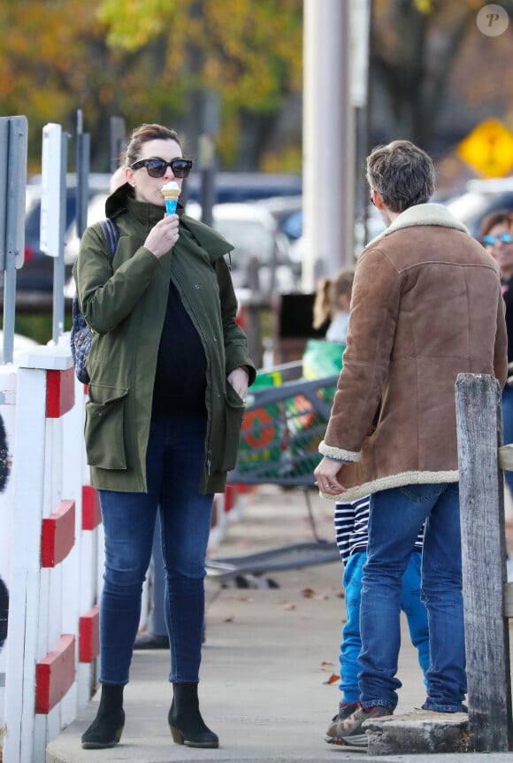Exclusif - Anne Hathaway, enceinte, et son mari Adam Shulman se baladent dans le Connecticut, le 6 novembre 2019.