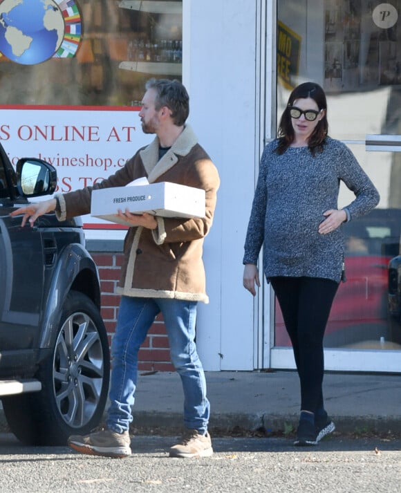 Exclusif - Anne Hathaway enceinte et son mari Adam Shulman à Westport, dans le Connecticut, le 3 novembre 2019.