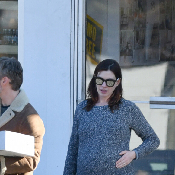 Exclusif - Anne Hathaway enceinte et son mari Adam Shulman à Westport, dans le Connecticut, le 3 novembre 2019.