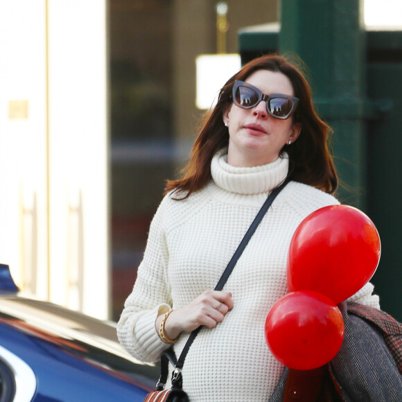Exclusif - Anne Hathaway, enceinte, se balade avec une amie à New York le 13 octobre 2019.