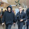 Justin Bieber et sa femme Hailey Bieber Baldwin (habillés tout en noir) sont allés faire du shopping au centre commercial "The Grove" à Los Angeles, le 11 janvier 2020.