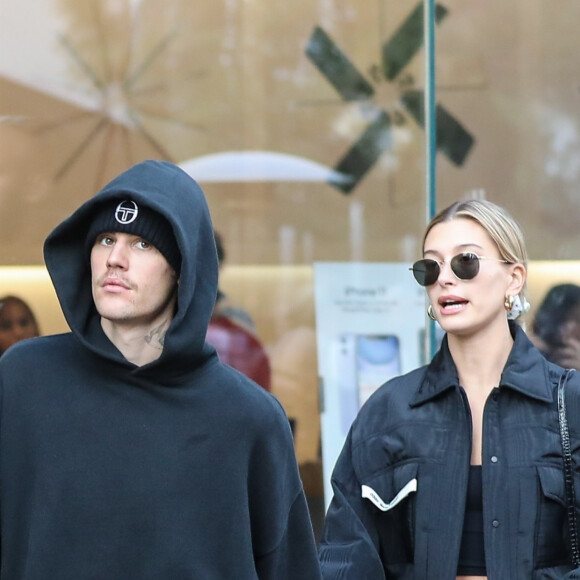 Justin Bieber et sa femme Hailey Bieber Baldwin (habillés tout en noir) sont allés faire du shopping au centre commercial "The Grove" à Los Angeles, le 11 janvier 2020.