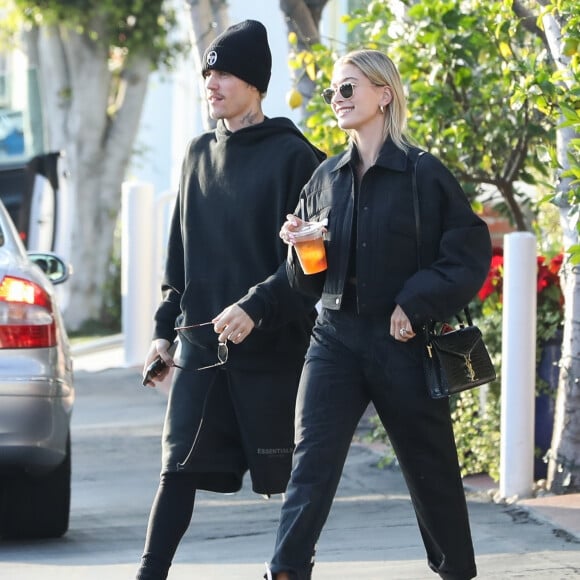 Justin Bieber et sa femme Hailey Bieber Baldwin (habillés tout en noir) sont allés faire du shopping au centre commercial "The Grove" à Los Angeles, le 11 janvier 2020.