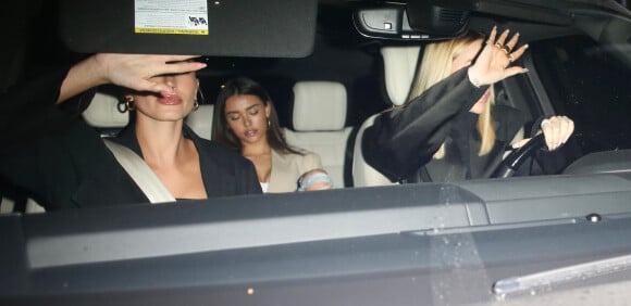 Hailey Bieber Baldwin, Madison Beer et la styliste Maeve Reilly quittent le restaurant Craig's après un dîner entre filles à West Hollywood, Los Angeles, le 11 janvier 2020.