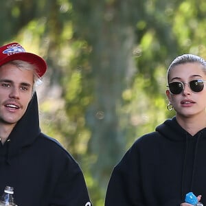 Justin Bieber et sa femme Hailey Bieber Baldwin sont allés faire une randonnée avec des amis à Los Angeles, le 12 janvier 2020.