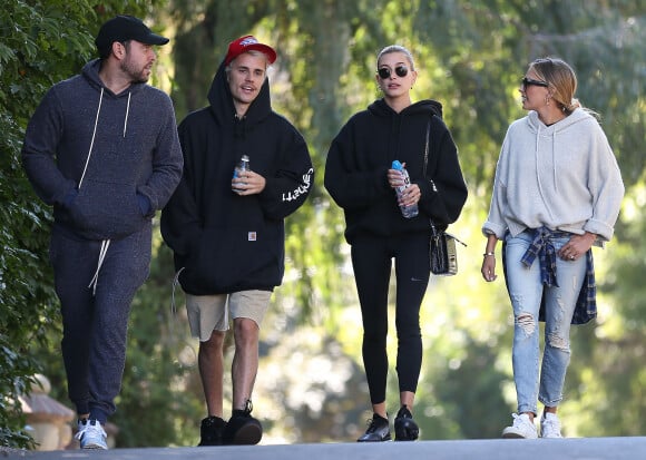 Justin Bieber et sa femme Hailey Bieber Baldwin sont allés faire une randonnée avec des amis à Los Angeles, le 12 janvier 2020.