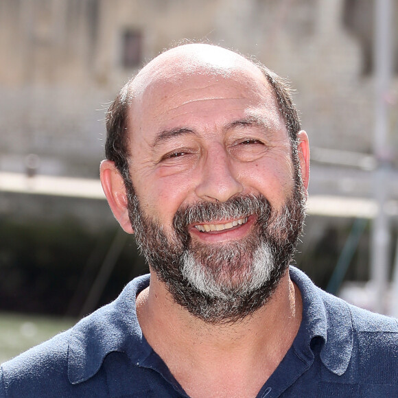 Kad Merad - Photocall du film "La part du soupçon" lors de la 21e édition du Festival de la Fiction TV de la Rochelle. Le 14 septembre 2019 © Patrick Bernard / Bestimage
