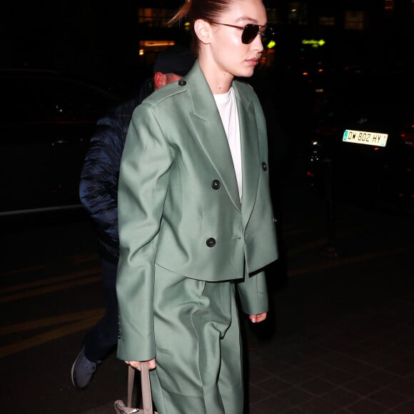 Gigi Hadid arrive à l'hôtel Royal Monceau à Paris le 5 décembre 2019.