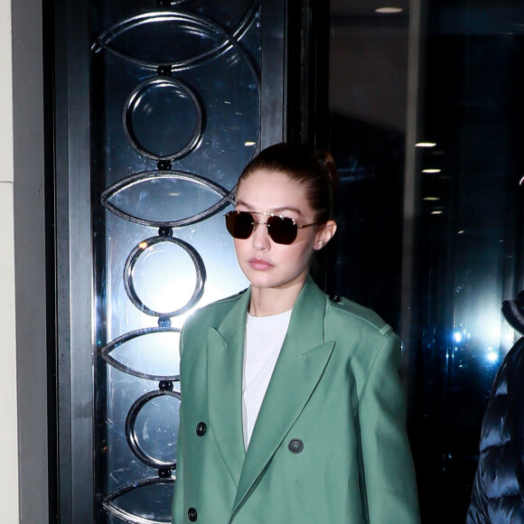 Gigi Hadid à la sortie de la maison Chanel, rue Cambon à Paris le 5 décembre 2019.