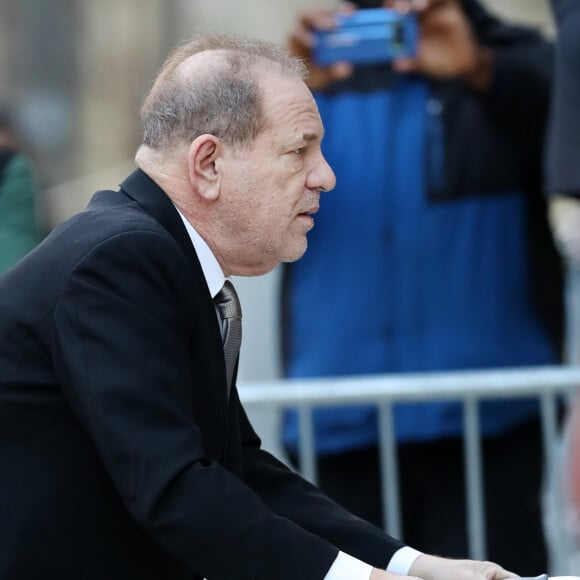 Harvey Weinstein, en déambulateur, à son arrivée au tribunal à New York. 80 femmes ont déposé une plainte contre le magnat du cinéma pour agressions sexuelles. Le procès a démarré ce lundi 6 janvier. Le 8 janvier 2020