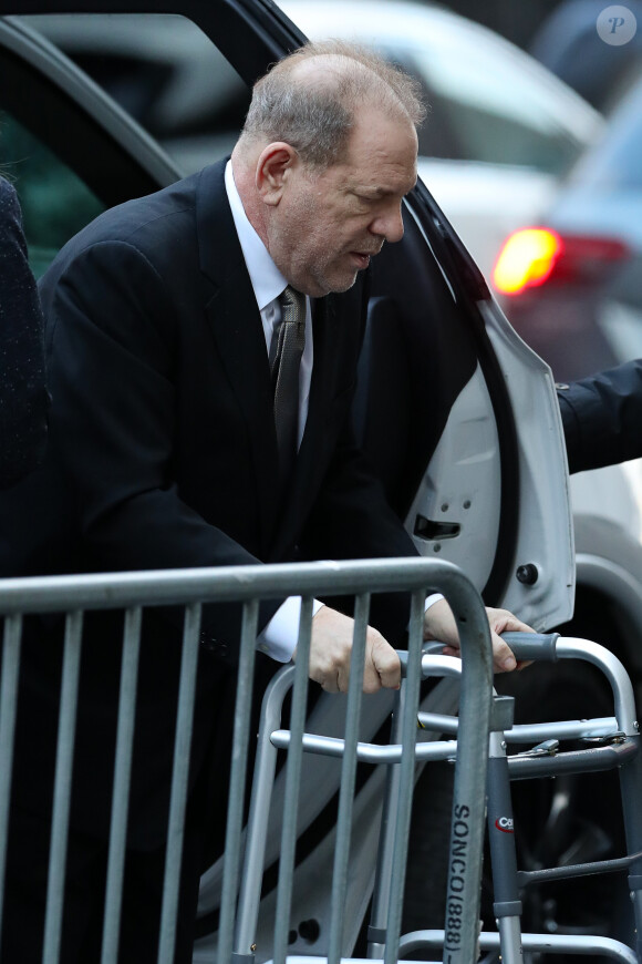 Harvey Weinstein, en déambulateur, à son arrivée au tribunal à New York. 80 femmes ont déposé une plainte contre le magnat du cinéma pour agressions sexuelles. Le procès a démarré ce lundi 6 janvier.