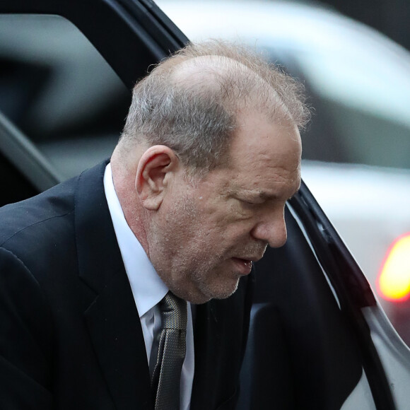 Harvey Weinstein, en déambulateur, à son arrivée au tribunal à New York. 80 femmes ont déposé une plainte contre le magnat du cinéma pour agressions sexuelles. Le procès a démarré ce lundi 6 janvier.