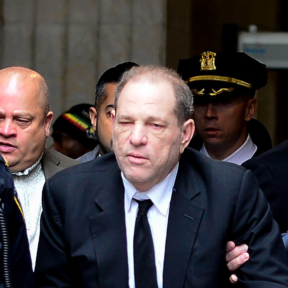 Harvey Weinstein à la sortie du tribunal à New York le premier jour de son procès pour agression sexuelle le 6 janvier 2020.