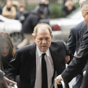 L'ancien producteur Harvey Weinstein arrive en déambulateur - Le procès pour viols et agressions sexuelles d'H.Weinstein s'est ouvert à New York City, New York, Etats-Unis, le 6 janvier 2020. © Sonia Moskowitz/Globe Photos/Zuma Press/Bestimage