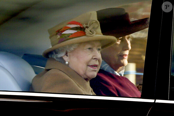 La reine Elisabeth II d'Angleterre arrive en voiture pour la messe à Sandringham le 12 Janvier 2020