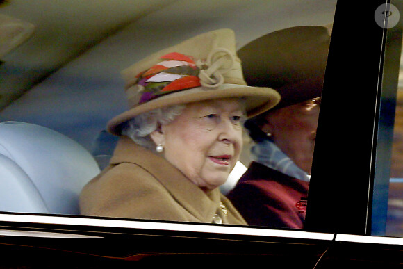 La reine Elisabeth II d'Angleterre arrive en voiture pour la messe à Sandringham le 12 Janvier 2020.