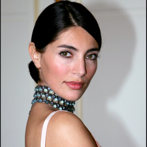 Caterina Murino présente les bijoux de Grisogono durant le 59ème festival du film de Cannes, le 22 mai 2006.