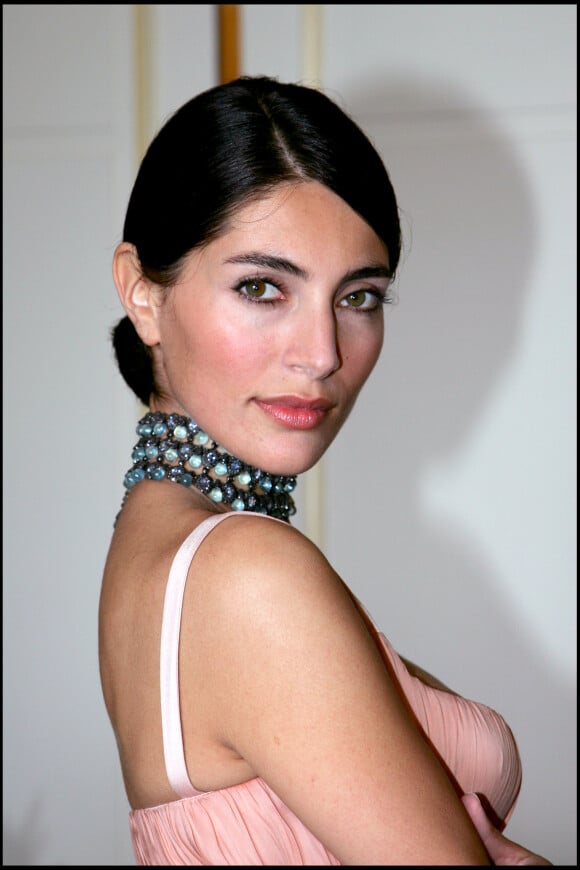 Caterina Murino présente les bijoux de Grisogono durant le 59ème festival du film de Cannes, le 22 mai 2006.