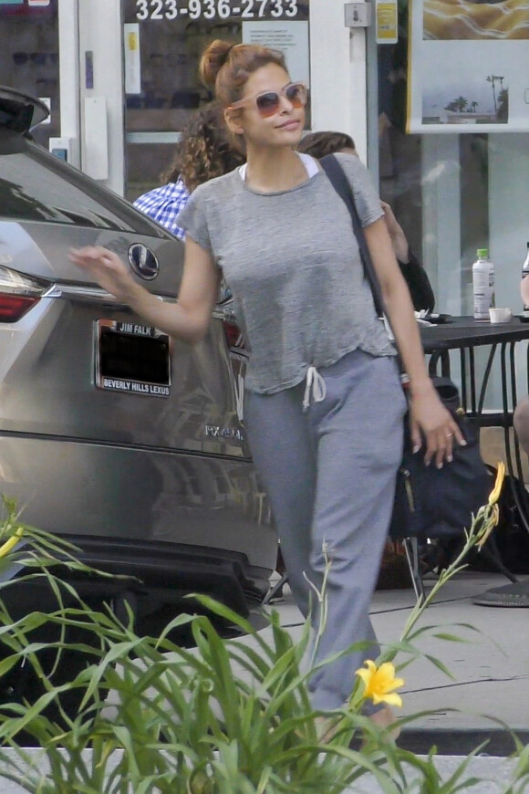 Exclusif - Eva Mendes fait des courses avec ses enfants Esmeralda et Amada Lee Gosling dans les rues de Los Angeles, le 9 avril 2019