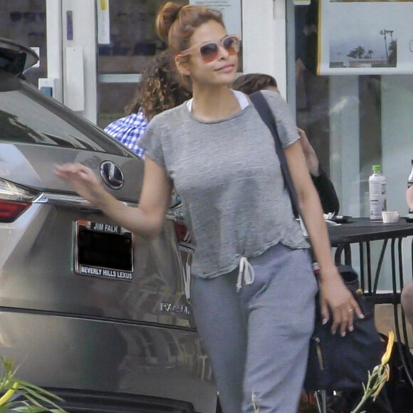 Exclusif - Eva Mendes fait des courses avec ses enfants Esmeralda et Amada Lee Gosling dans les rues de Los Angeles, le 9 avril 2019