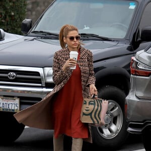 Exclusif - Eva Mendes dans la rue à Los Angeles avec une boisson à la main le 21 janvier 2020. 21/01/2020 - Los Angeles