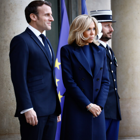 Le président Emmanuel Macron, la première dame Brigitte Macron - Le président de la République et sa femme accueillent le président du conseil européen et le premier ministre du Luxembourg au palais de l'Elysée à Paris le 10 janvier 2020. © Hamilton / Pool / Bestimage