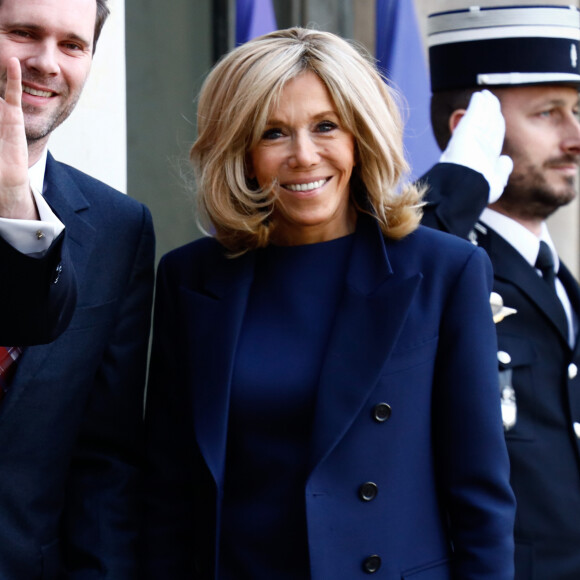 La première dame Brigitte Macron - Le président de la République et sa femme accueillent le président du conseil européen et le premier ministre du Luxembourg au palais de l'Elysée à Paris le 10 janvier 2020. © Hamilton / Pool / Bestimage
