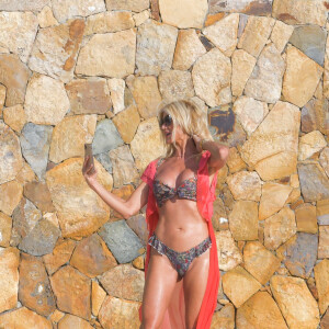 Exclusif - Victoria Silvstedt profite de ses vacances sur une plage de l'île de Saint-Barthélemy, Antilles françaises, France, le 3 janvier 2020.