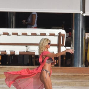 Exclusif - Victoria Silvstedt profite de ses vacances sur une plage de l'île de Saint-Barthélemy, Antilles françaises, France, le 3 janvier 2020.