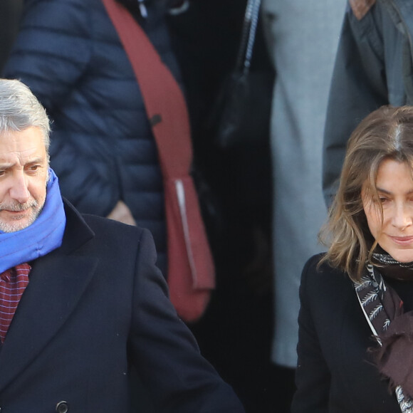 Antoine de Caunes et sa femme Daphné Roulier - Sorties des obsèques du journaliste, animateur de télévision et animateur de radio français Philippe Gildas en la salle de la Coupole au crématorium du cimetière du Père-Lachaise à Paris, France, le 5 novembre 2018.