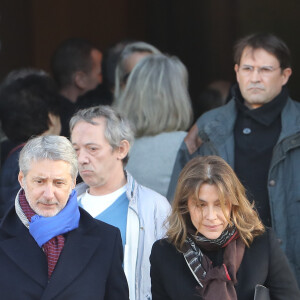 Antoine de Caunes et sa femme Daphné Roulier - Sorties des obsèques du journaliste, animateur de télévision et animateur de radio français Philippe Gildas en la salle de la Coupole au crématorium du cimetière du Père-Lachaise à Paris, France, le 5 novembre 2018.