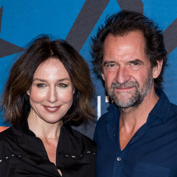 Elsa Zylberstein, Stéphane de Groodt au photocall du film "Tout Nous Sourit" lors du 23ème festival international du film de comédie de l'Alpe d'Huez, le 18 janvier 2020. © Cyril Moreau/Bestimage