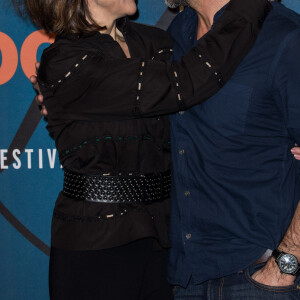 Elsa Zylberstein, Stéphane de Groodt au photocall du film "Tout Nous Sourit" lors du 23ème festival international du film de comédie de l'Alpe d'Huez, le 18 janvier 2020. © Cyril Moreau/Bestimage