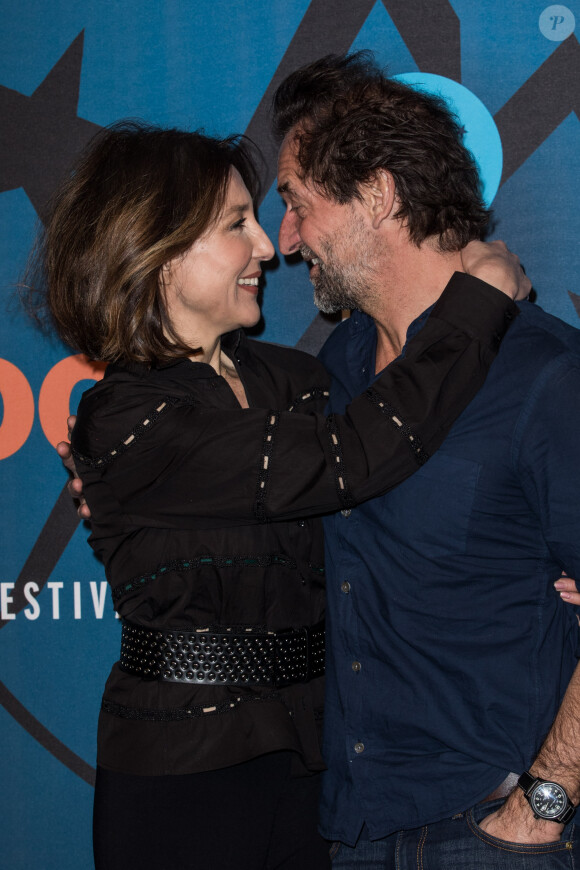 Elsa Zylberstein, Stéphane de Groodt au photocall du film "Tout Nous Sourit" lors du 23ème festival international du film de comédie de l'Alpe d'Huez, le 18 janvier 2020. © Cyril Moreau/Bestimage