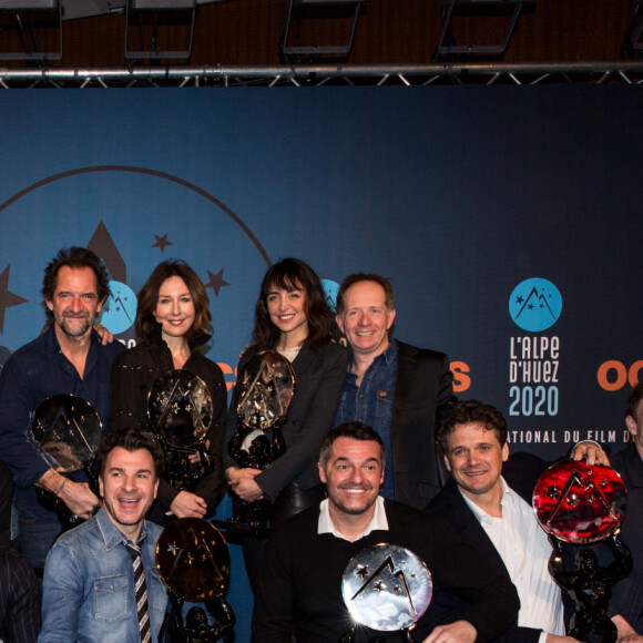 Elsa Zylberstein (Prix d'interprétation féminine pour "Tout Nous Sourit"), Melissa Drigeard (Prix spécial du Jury pour "Tout Nous Sourit"), Stéphane De Groodt (Prix d'interprétation masculine pour "Tout Nous Sourit"), Mathias Mlekuz (Prix du public AlloCiné pour "Mine De Rien"), Michaël Youn (Grand Prix OCS et Prix Globes de la presse pour "Divorce Club"), Marc Riso (Prix du court-métrage pour "Partage") et Johann Dionnet (Prix du court-métrage pour "Partage"), François-Xavier Demaison, Arnaud Ducret, Patrick Cassir (Prix du court-métrage pour "A Fleurs de Boule"), Caroline Anglade (enceinte) dans la press room du 23ème festival international du film de comédie de l'Alpe d'Huez, le 18 janvier 2020. © Cyril Moreau/Bestimage