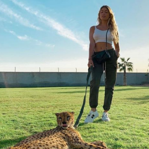 Elsa Dasc pose avec un guépard tenu en laisse - Instagram, 19 janvier 2020