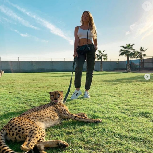 Elsa Dasc pose avec un guépard tenu en laisse - Instagram, 19 janvier 2020
