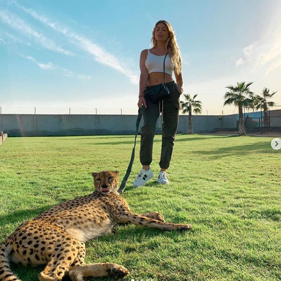 Elsa Dasc pose avec un guépard tenu en laisse - Instagram, 19 janvier 2020